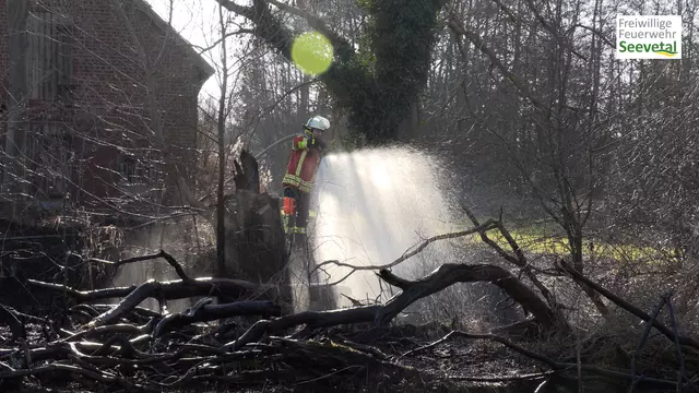 Feuerwehrleute beim Löschen des Flächenbrandes in Over | Foto: Freiwillige Feuerwehr Seevetal