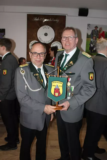 Wechsel an der Vereinsspitze: der bisherige Oberst Hans-Peter Kröger (li.) mit Nachfolger Jürgen Meinberg