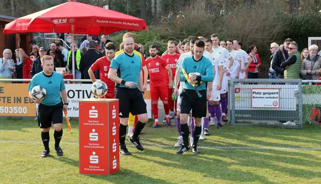 Endlich wieder Oberliga-Fußball auf dem Rasenplatz an der Otto-Koch-Kampfbahn in Buchholz | Foto: cc