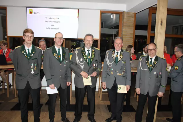 Glückwunsch für treue Vereinsmitglieder (v. li.): König Marvin Sievers, Sebastian Frahm, Karl-Heinz Främbs, Eckhard Eichhorn und der scheidende Oberst Hans-Peter Kröger bei einer seiner letzten Amtshandlungen | Foto: ce