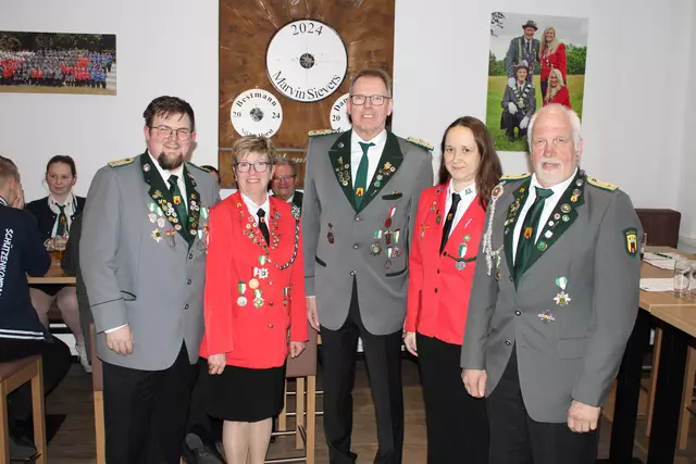 Die neu- bzw. wiedergewählten Vorstandsmitglieder (v. li.): Schießoffizier Lukas Ben Kabbe, Damenleiterin Regina Schnelle, Oberst Jürgen Meinberg, Jugendleiterin Bianca Knöbl und Herrenleiter Frank Putensen  | Foto: ce