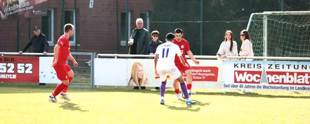 In dieser Szene behauptet der Buchholzer Alpay Can Altuntas (re.) den Ball gegen Hammed Umer Nawaz (Nr. 11) vom HEBC  | Foto: cc