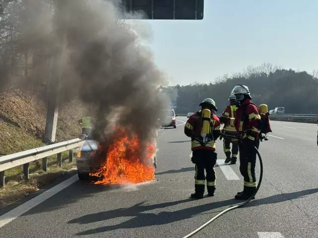 Die Feuerwehr löschte den in Flammen stehenden Volvo auf der A7 bei Thieshope | Foto: Pressestelle Feuerwehr Samtgemeinde Hanstedt