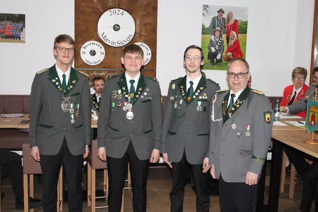 Gratulation zur Beförderung (v. li.): König Marvin Sievers, die Gefreiten Niklas Horst und Oliver Knöbl sowie der scheidende Oberst Hans-Peter Kröger bei einer seiner letzten Amtshandlungen | Foto: ce