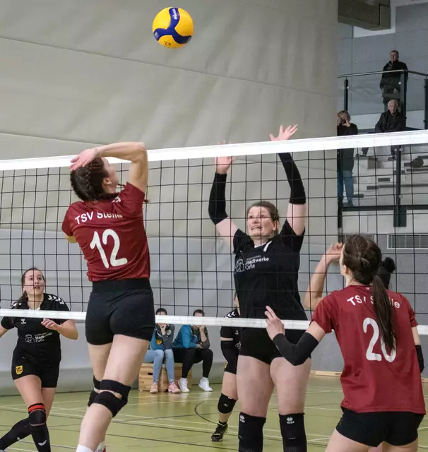 Julia Jobmann (li.) schmetterte was das Zeug hielt. In dieser Szene hat Teamkameradin Rieke Bruns (re.) den Ball vorbereitet | Foto: TSV