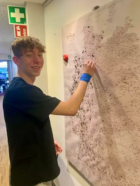 Nach erfolgreicher Stammzellenspende durfte Jakob sich mit einem Pin in die Spender-Landkarte eintragen.