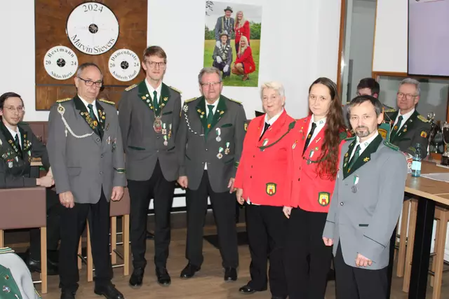 Gratulation zur Ehrung (v. li.): der scheidende Oberst Hans-Peter Kröger bei einer seiner letzten Amtshandlungen, König Marvin Sievers sowie Martin Schnelle, Bianca Knöbl, Regina Köhnen und Christian Knöbl | Foto: ce