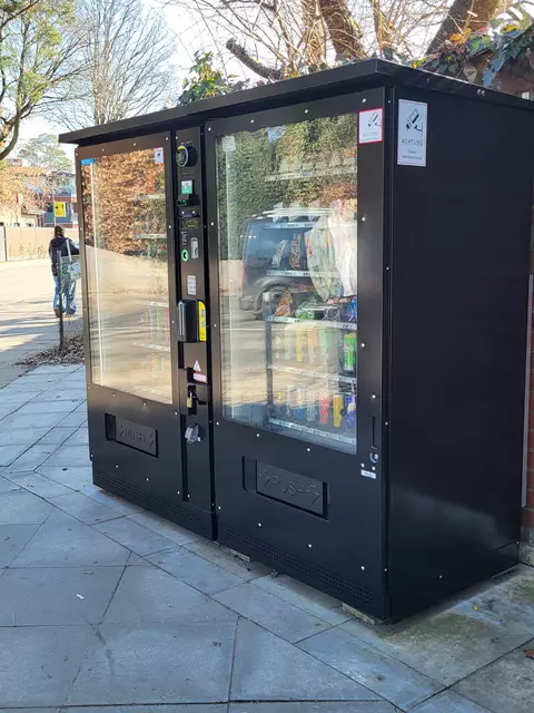 Genau in der "Einflugschneise" zum Schulzentrum II steht dieser Automat, der ausschließlich Ungesundes anbietet | Foto: sh