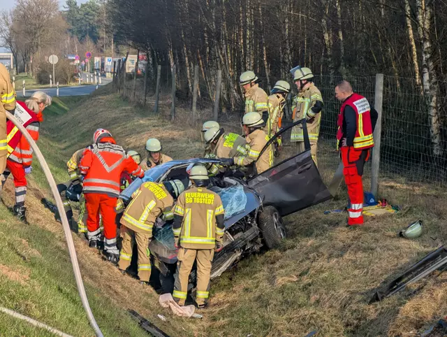 Mit technischem Gerät befreite die Feuerwehr die Beifahrerin aus dem Hyundai | Foto: Nils Renken / Feuerwehr