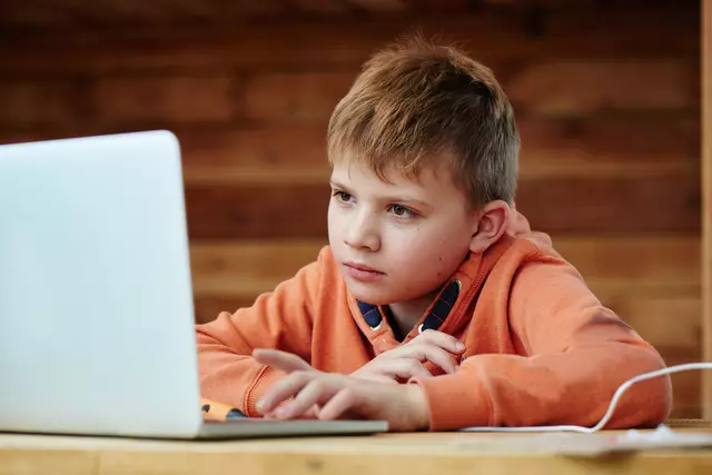 Schon in jungen Jahren sind Kinder im Internet unterwegs | Foto: adobe stock/ amixstudio