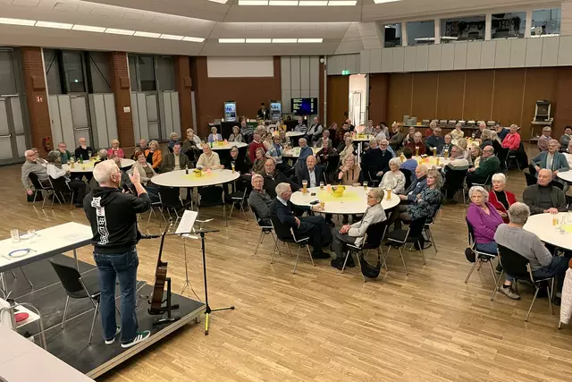 Der große Saal der Burg Seevetal war gefüllt mit Gästen  | Foto: Hanspeter Rosenkranz
