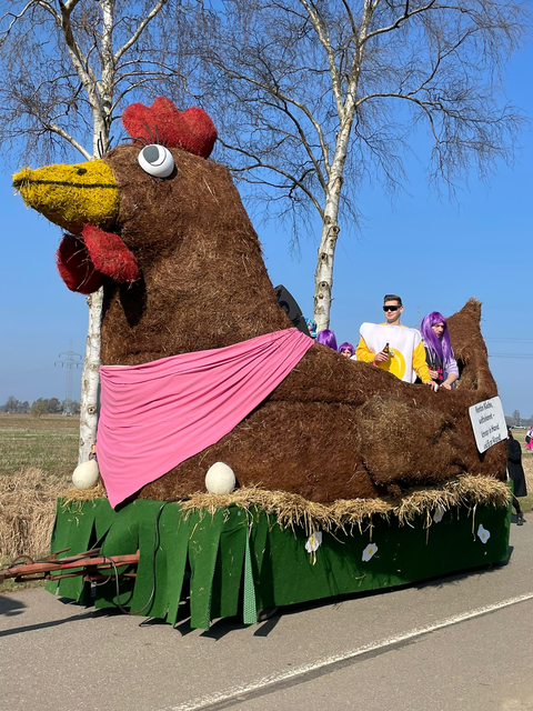 Der Hühnerwagen: Nach jedem Umzug - ob in Fliegenberg, Hoopte oder Pattensen - gibt es bei Niemeyer eine offene Küche, in der alle eingeladen sind, frisch gebratene Eier zu genießen. Diese Tradition setzt sich fort: Nach dem Hörstener Umzug wurden stolze 120 Eier verspeist | Foto: Martens