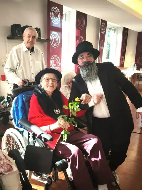 Bewohnerin Heike Neubauer und Betreuungskraft Yvonne Hrdina (re.) unterhielten die Mitbewohnerinnen und Mitbewohner mit dem Sketch „Gespräch im Zug“ | Foto: Kursana Domizil Buchholz