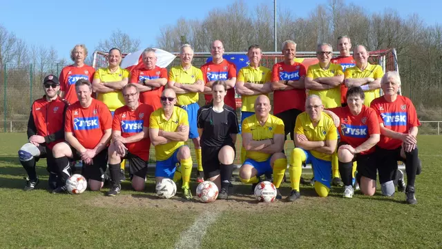 Gemeinsames Teamfoto mit MACCABI MANCHESTER (gelb) und den WALKING REDS des TuS Fleestedt (rot) sowie Schiedsrichterin Amelie Vergin | Foto: U. Vergin