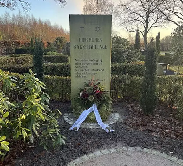 Die frisch gepflanzten Eiben, hier noch rechts und links neben dem Gedenkstein zu sehen, wurden gestohlen | Foto: Kludas