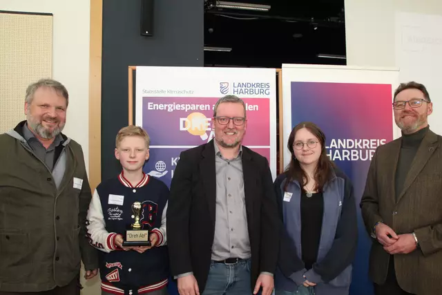 Lehrer Martin Werner (v. li.) mit Luca Schröder, Energieberater Christian Ters, Sophie Ritter und erster Kreisrat Josef Nießen bei der Verleihung | Foto: Oberschule am Buchwedel