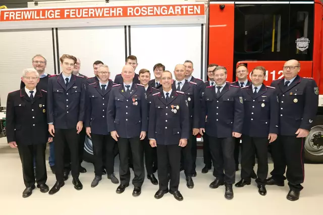 Geehrte, Beförderte, Ehrengäste (v. li.): Klaus Köster, Dirk Seidler, Tomke Willms, Sven Wolkau, Jens Schierstedt, Christian Schmidt, Joachim Kröhnke v. d. Weihe, Dominik Grusemann, Kurt Ruppert, Maike Grusemann, Stephan Kröhnke, Gerd Hinners, Sven Boesen, Lorenz Freier, Stephan Sattler, Julian Srba, Sebastian Jacobsen und Dirk Behmer (nicht auf dem Foto: Mbacké Sene | Foto: Freiwillige Feuerwehr Tötensen