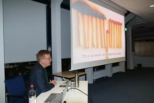 Rudolf Anschober, hier während einer seiner Vorträge, war während der Corona-Pandemie Gesundheitsminister in Österreich | Foto: Stadt Buchholz