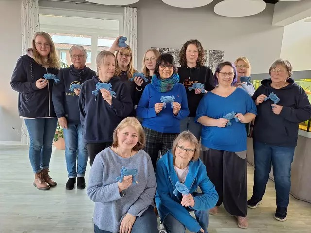 Der März ist der Darmkrebsmonat: Einige der ehrenamtlichen Helferinnen vom letzten "Näh- und Stopfevent", das im DRK Seniorenheim Harsefeld stattfand, gekleidet in Blau, mit blauem Jebo - die Farbe steht für Darmkrebs | Foto: Suumpfperlen