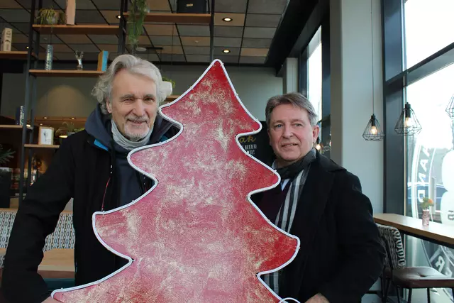Bernd Jost (li.) und Andreas Kroll stellten den glitzernden Weihnachtsbaum-Prototyp vor | Foto: pöp