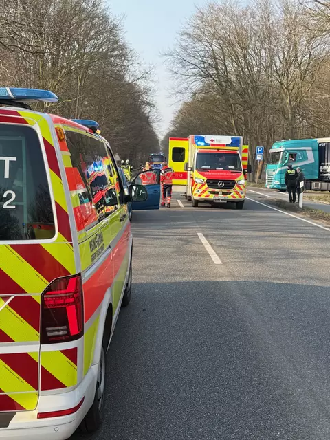 Die Fotos zeigen die Einsatzkräfte der Feuerwehr Himmelpforten &amp; Düdenbüttel sowie Unfallfahrzeuge , DRK und Polizeieinsatzfahrzeuge und Personal an der Einsatzstelle
  | Foto:  Frank Ewald/Feuerwehren SG Oldendorf-Himmelpforten