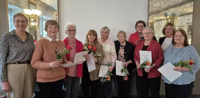 Gratulation für die Geehrten: DRK-Ortsvereins-Vorsitzende Margarete Cohrs (li.) und zweite Vorsitzende Waltraud Giese (2.v. re.) mit (v. li.) Irmela Dahnke, Erika Wedemann, Marianne Kube, Ursula Buchholz, Dorothea Lühr, Annegret Drewes, Gisela Müller und Karin Ehrhorn | Foto: Astrid Sitarz