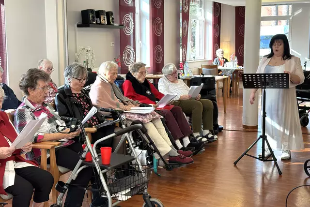 Der Kursana-Chor unter der Leitung von Betreuungskraft Natalia Philipp lud zum Mitsingen ein | Foto: Kursana Domizil Buchholz