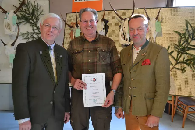 Kreisjägermeister Norbert Leben (li.) und der stv. Vorsitzende Heiko Geyer (re.) mit Jagdhornbläser Konrad Schöneberg aus Rosengarten, der für fünf Jahre verdienstvolle Tätigkeit mit der Ehrennadel der Landesjägerschaft ausgezeichnet wurde | Foto: bim