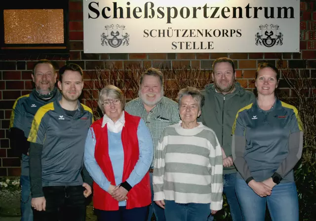 Die frisch ins Amt gewählten (v. li.): Andreas Hansmann, Darius Landsperger, Birgit Fricke, Peter Meyer, Ingrid Kroenig, Markus Flieger, Nirina Lis | Foto: Schützenkorps Stelle