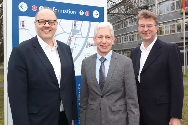 Kai Uffelmann (Krankenhäuser Buchholz und Winsen, v. li.), Landrat Rainer Rempe und Jens Wrede (WLH) stärken den Wirtschaftsstandort Landkreis Harburg  | Foto: Landkreis Harburg