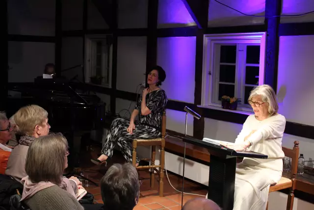 Bei ihrer musikalischen Lesung aus ihrem Roman "Amaryllis" in Salzhausen wurde Jutta Speidel (re.) begleitet von ihrer Tochter Antonia Feuerstein (Gesang) und Peter Rodekuhr (Piano) | Foto: ce