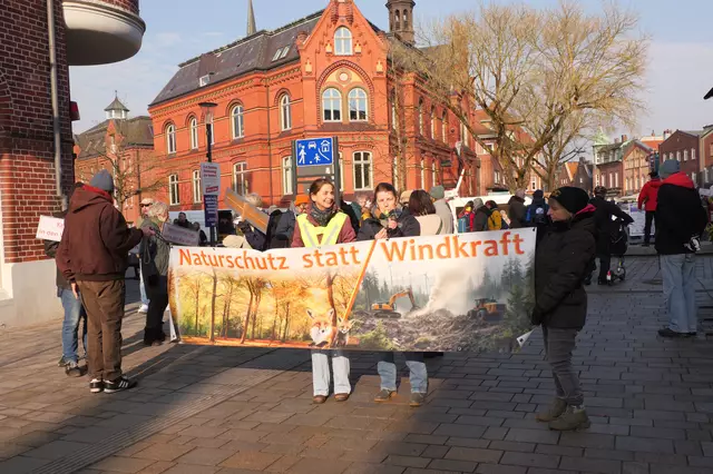 "Naturschutz statt Windkraft" forderten zahlreiche Demonstranten kürzlich in Winsen | Foto: Thorsten M. Heitmann