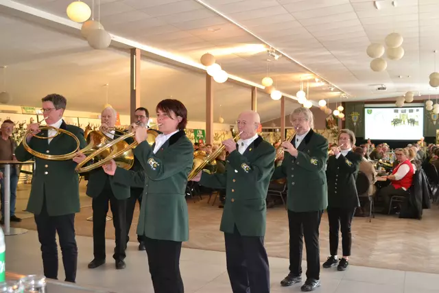 Der Parforce-Bläserkreis Nordheide unter der Leitung von Ute Marx | Foto: bim