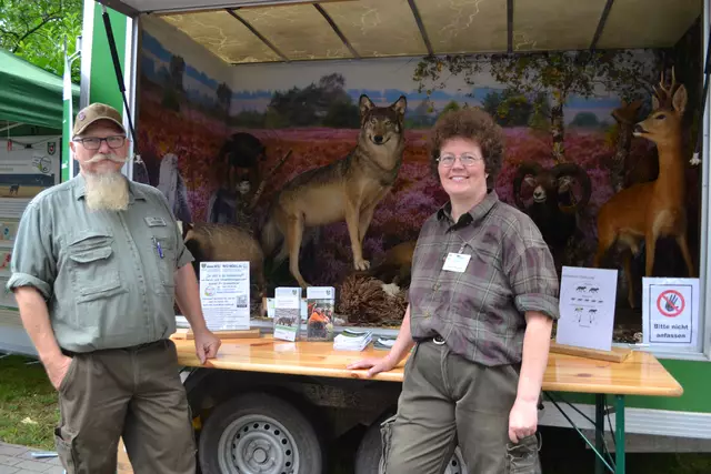 Bernard und Diana Wegner informieren mit dem Wolfsinfomobil über den "Wolf in der Nachbarschaft" | Foto: bim