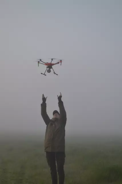 Janine Böhnke vom Hegering Tostedt bei der Rehkitzrettung mit Drohne | Foto: bim