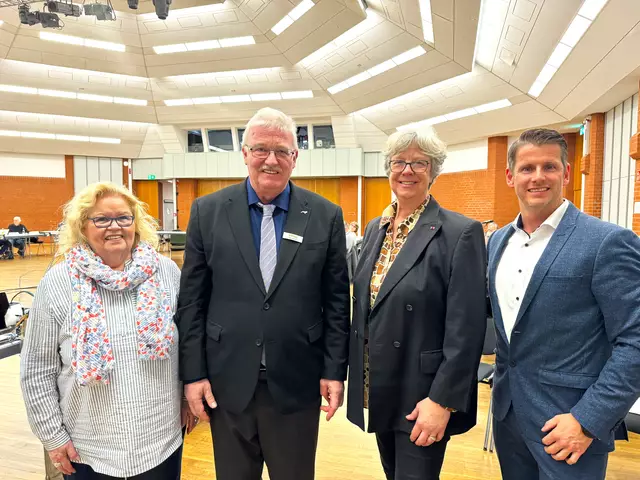Der geehrte Ingo Knedel (2. v. li.) mit der Vorsitzenden des Seevetaler Gemeinderats Angelika Tumuschat-Bruhn (v.li.), Gemeindebürgermeisterin Emily Weede und Jörg Hartmann, Vorsitzender des Bauausschusses | Foto: Gemeinde Seevetal 