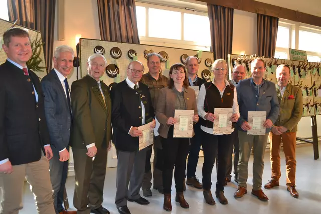 Geehrte und Gratulanten (v. li.): Ulrich Peper, stv. Kreisjägermeister, Landrat Rainer Rempe, Kreisjägermeister  Norbert Leben, Hans-Jürgen Stein (LJN-Verdienstplakette in Silber und scheidender Hundeobmann), Ernst-Friedrich Menges (Bläsernadel für fünf Jahre), Maren Grabe (LJN-Verdienstnadel in Bronze), Marc Sander (LJN- Verdienstnadel in Bronze), Bettina Wilkens (LJN- Verdienstnadel in Bronze), 
Vorsitzender Horst Günter Jagau, Stefan Isermann (LJN- Verdienstnadel in Silber) und Heiko Geyer (stv. Vorsitzender) | Foto: bim