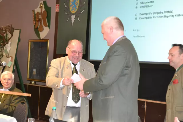 Horst Günter Jagau gratulierte Matthias Carstens zum 25-Jährigen