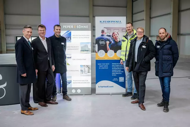 Freude über das Richtfest (v. li.): Buchholz' Bürgermeister Jan-Hendrik Röhse, Jens Wrede (WLH), Ralf Kleedörfer (K. Hartwall), Fabian Warnecke (Goldbeck), Christoph Peper (Peper &amp; Söhne) und Maxime Faivre (Peper &amp; Söhne, Moderation) Foto: K. Hartwall | Foto: K. Hartwall