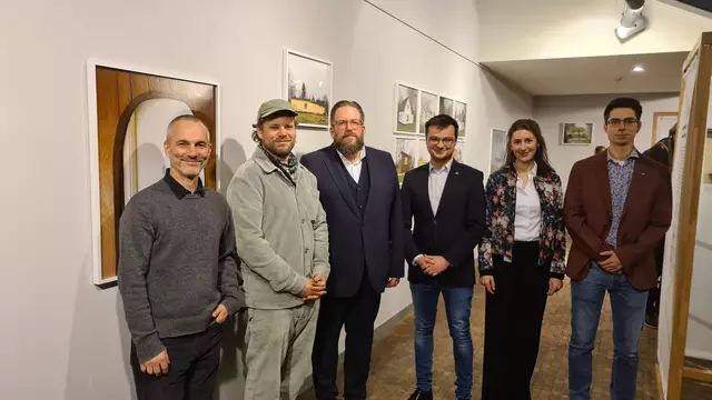 Am Freitag 7.3. bei der Eröffnung der Fotoausstellung „Ley-Bude“ am Kiekeberg, v. l. die Hamburger Fotografen Enver Hirsch und Philipp Meuser (Ausstellungspartner und Autoren des Bildbands „Behelfsheim“), Stefan Zimmermann (Direktor des Freilichtmuseums am Kiekeberg), Dr. Malte Jörn Krafft (stellvertretender Vorsitzender des Stiftungsrats vom Freilichtmuseum am Kiekeberg), Anne Herrgesell und Chris Stölting (Abteilungsleitung Wissenschaft, Ausstellung &amp; Sammlung) | Foto: FLMK