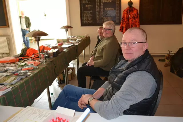 Betreuten den Tisch mit den Infos rund um Natur und Jagd: Karl-Siegfried Jobmann (vorn) und Gerti Jobmann | Foto: bim