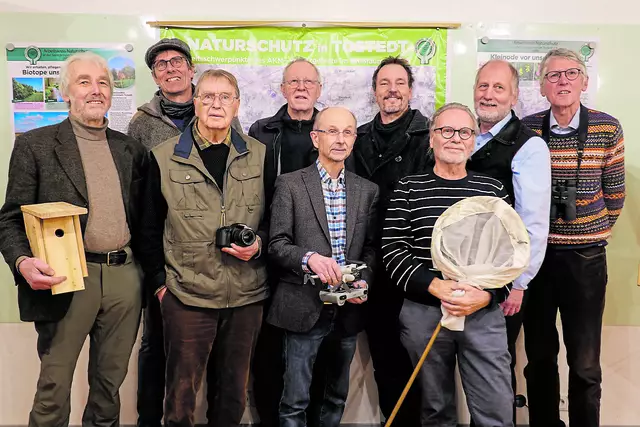 Der erweiterte AKN-Vorstand (hintere Reihe, v. li.): Claus Bohling (stv. Vors.), Jürgen Meyer (Kassenwart), Henry Holst (Vorsitzender), Drews Fehrs und Alexander Gröngröft sowie vorne (v. li.): Karsten Müller (stv. Vors.), Reinhard Kempe, Burkhard Sohns (Kassenwart) und Uwe Quante Fotos: AKN | Foto: AKN
