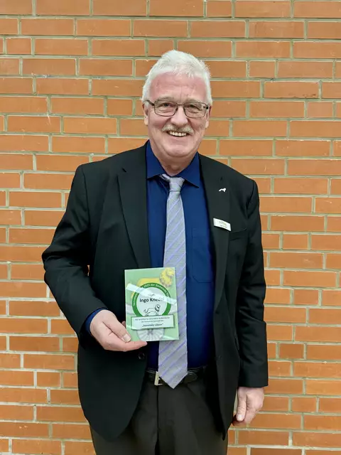  Ingo Knedel hält die Ehrung in den Händen | Foto: Gemeinde Seevetal 