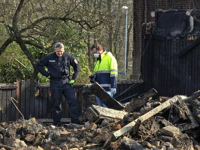 Ermittler nahmen die Überreste der abgebrannten Häuser in Augenschein | Foto: Polizei