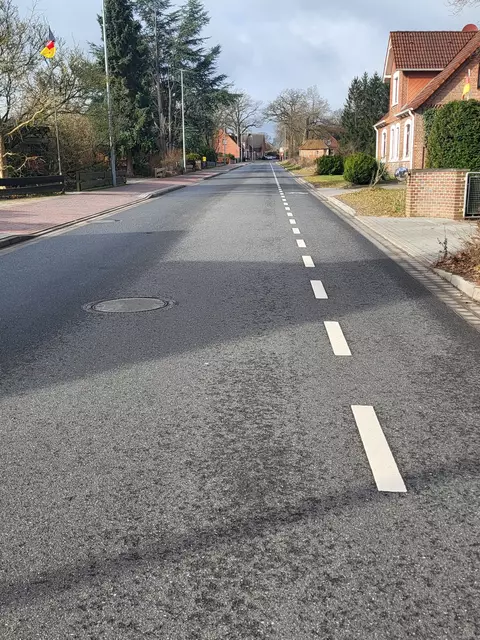 Die Lohberger Straße in Todtglüsingen zwischen Osterkamp und Schulstraße. Ein Gehweg nur auf der linken Seite vorhanden | Foto: sh
