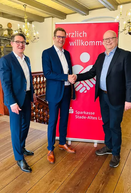 Jan Schuback (Mitte) mit dem Stader Bürgermeister Sönke Hartlef (re.), dieser Vorsitzender des Verwaltungsrates, und Sparkassen-Vorstandssprecher Michael Senf | Foto: Sparkasse Stade - Altes Land