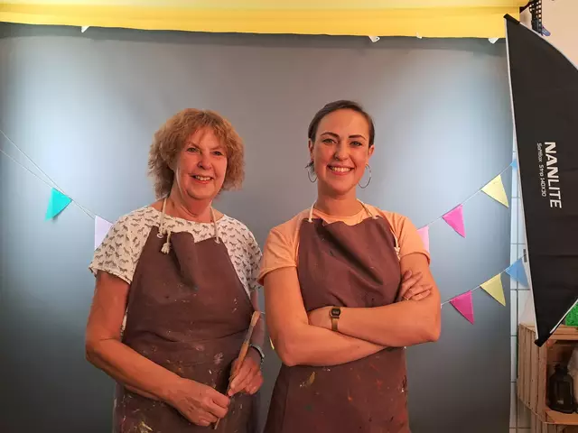 Susanne Brüggemann (li.) und Nele Hobst sorgen mit der Kunstbäckerei für Integration  | Foto: Anika Werner