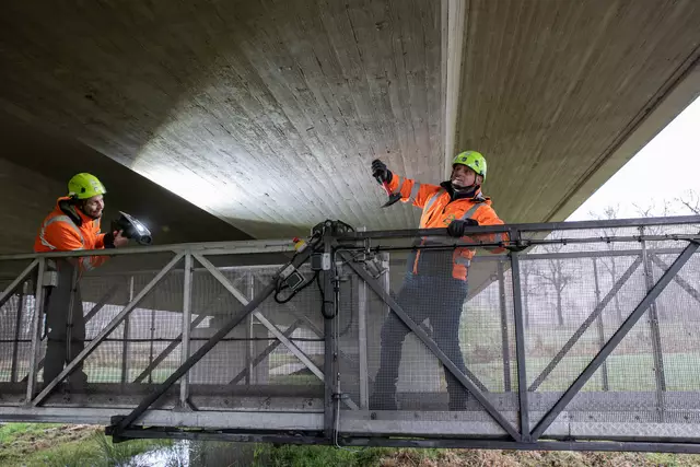 Die Brücken werden von Fachleuten genauestens geprüft. Hier findet gerade eine Untersuchung der Steinbeck-Brücke im Verlauf der K30 statt | Foto: Christian Schmidt/Landkreis Stade
