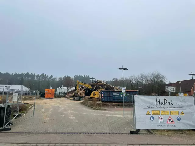 Der Parkplatz - eine Baustelle. Der Jesteburger Aldimarkt war veraltet und soll nach dem neuen Filialkonzept umgestaltet werden | Foto: Freddy Brühler