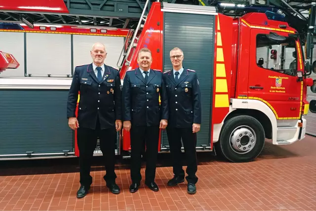 Von links: Joachim Behnke , Karl Ludwig Laser und Andreas Pohle | Foto: Freiwillige Feuerwehr der Stadt Buchholz i. d. Nordheide